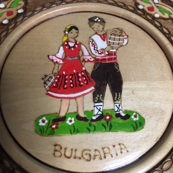VTG Hand Painted 6" Round Wooden Souvenir Wall Plate Decor from Bulgaria - Picture 3 of 5